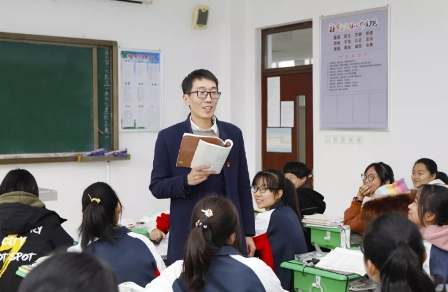指導(dǎo)教師照片.jpg