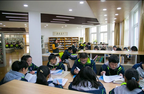 陳海英老師和社團(tuán)學(xué)生一起閱讀.png