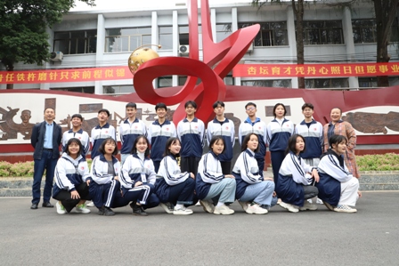 05郭創(chuàng)任校長(zhǎng)與社員及指導(dǎo)老師合影_20201031095033.jpg