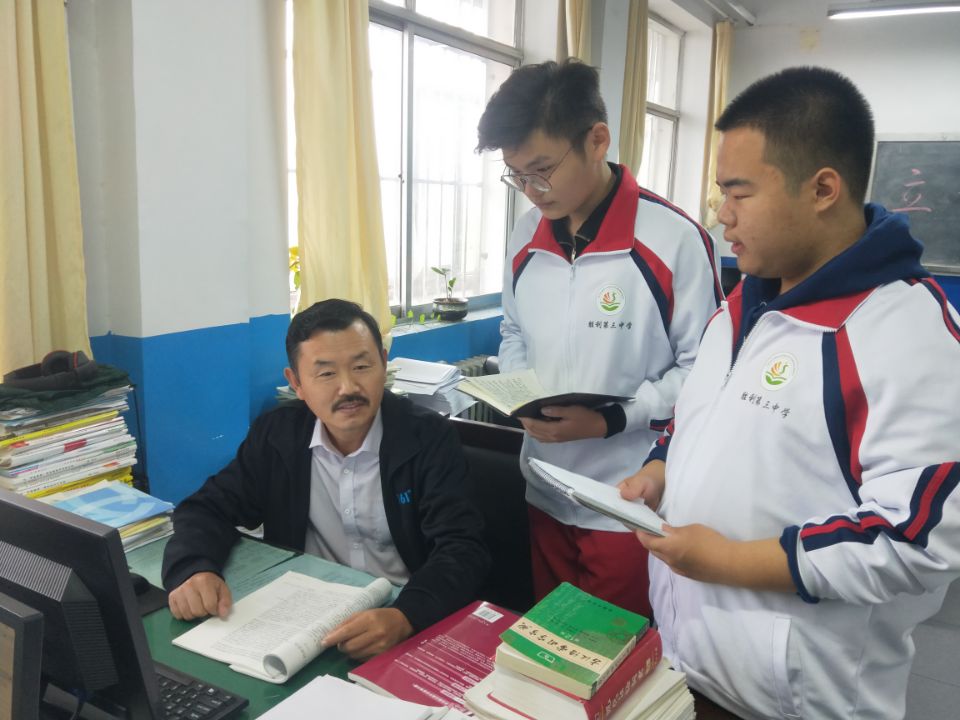 指導(dǎo)教師張為國指導(dǎo)社長、副社長文學(xué)社工作.jpg