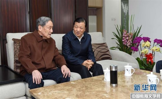 這是2月1日，劉云山看望著名詩人賀敬之。新華社記者張鐸攝