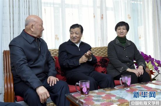 這是1月30日，劉云山看望著名歌唱家吳雁澤。新華社記者張鐸攝