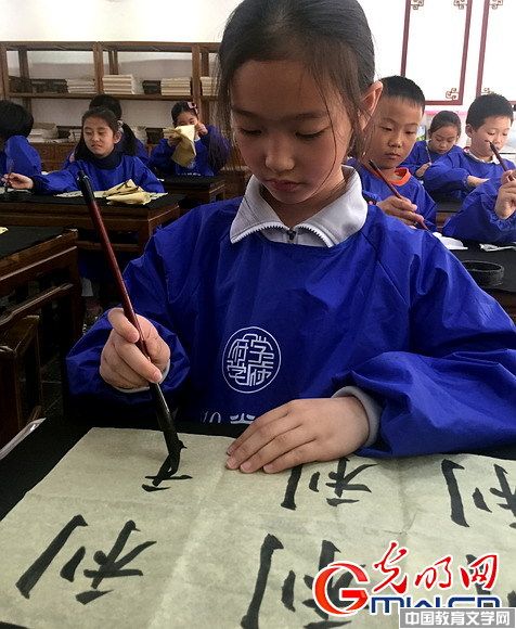 從家長促進孩子愛書法 到學(xué)校入正課重視傳統(tǒng)文化教育