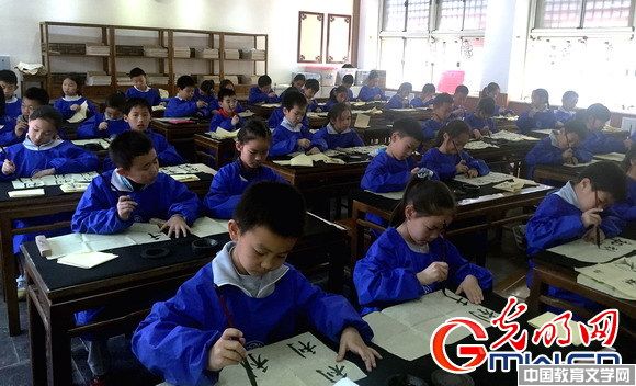 從家長促進孩子愛書法 到學(xué)校入正課重視傳統(tǒng)文化教育